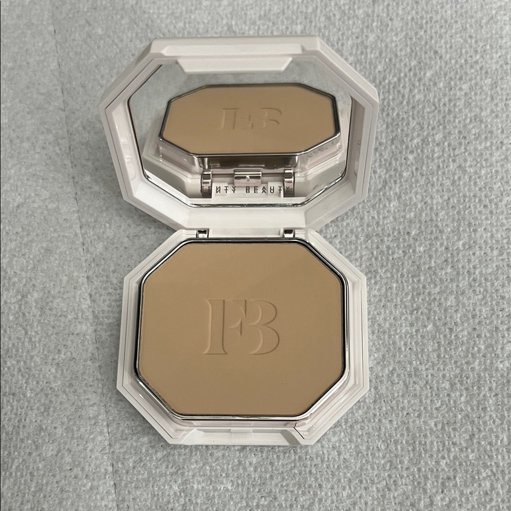Fenty Beauty Pro Filt'r Soft Matte Powder Foundation - Cream - Picture 3 of 3
